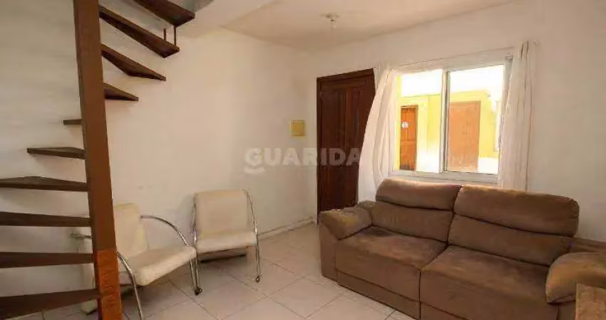 Casa em condomínio fechado com 2 dormitórios e 2 vagas de garagem, no bairro menino deus