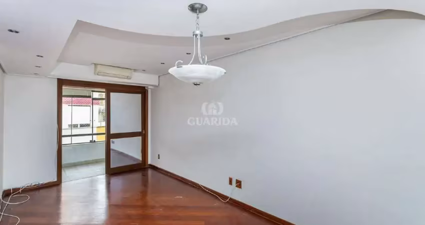 Apartamento semimobiliado de 3 dormitórios, sendo 1 suíte, no bairro petrópolis.