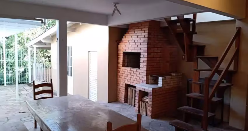 Casa com 3 quartos para alugar na Rua Felizardo de Farias, Medianeira, Porto Alegre