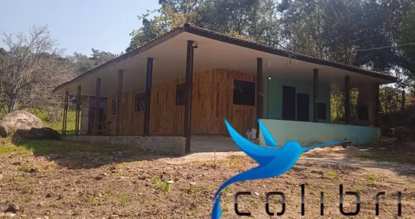 Chácara Urbana ao lado da Rodovia medindo 3600m² com casa e rio.