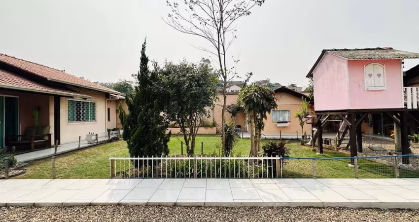 2 Lindas casas edificadas em um terreno com 720 m2 em Indaial-SC
