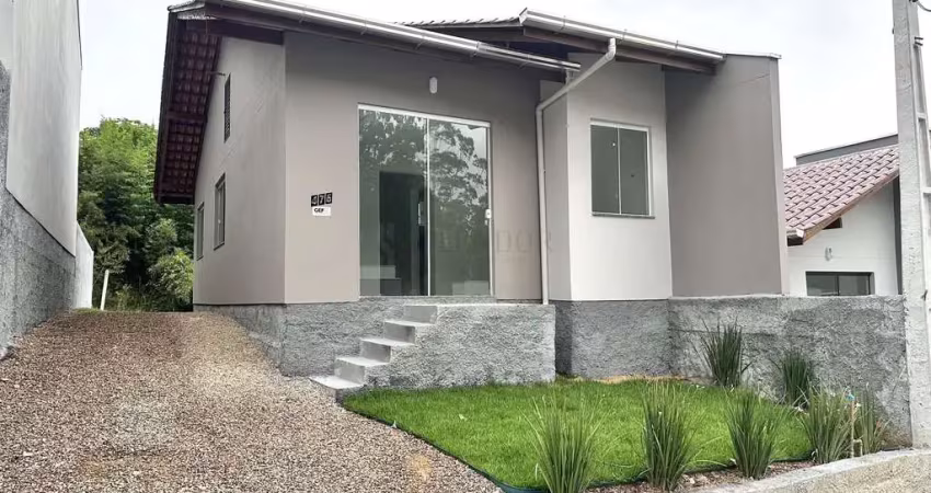 Casa com passagem lateral e 2 dormitórios à venda no bairro Warnow em Indaial-SC
