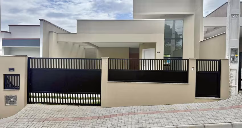 Casa à venda com 3 dormitórios (1 suíte) e amplo espaço de terreno bem próximo d