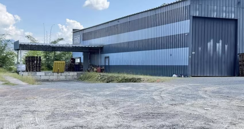 Galpão com docas disponível para locação com aprox. 530 m2, no bairro Mulde - In