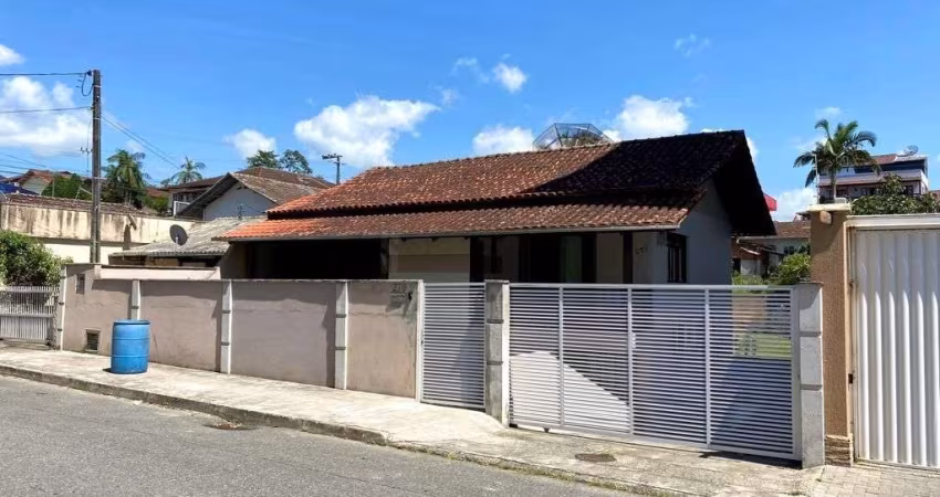 Casa à venda com terreno de 705 m2 e área edificada de aprox. 270 m2 no bairro D