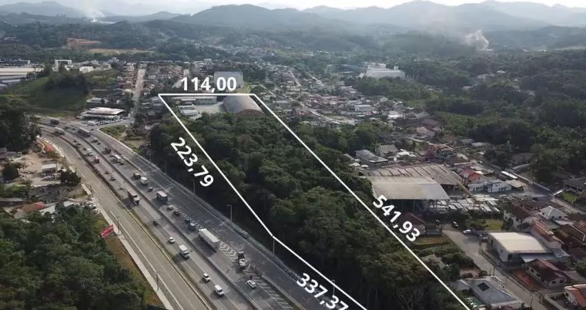 Terreno de aproximadamente 43.575 m2 frente BR 470 com galpão em Blumenau-SC