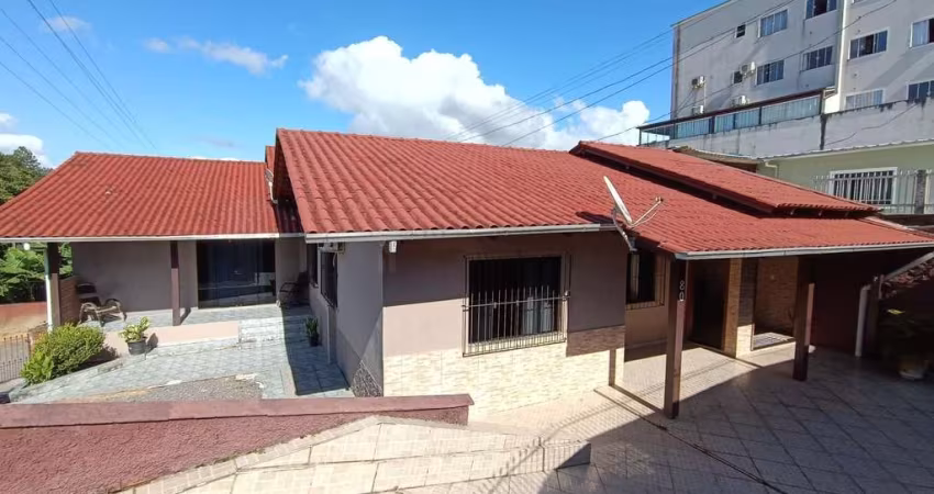 Casa à venda com aprox. 400 m2 em 2 terrenos no bairro Tapajós em Indaial-SC