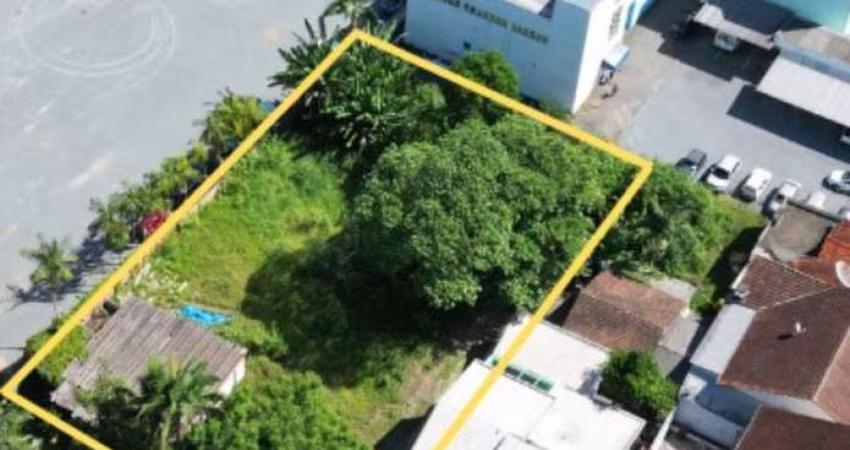 Terreno com aprox. 1.737 m2, excelente potencial construtivo no Centro de Timbó-