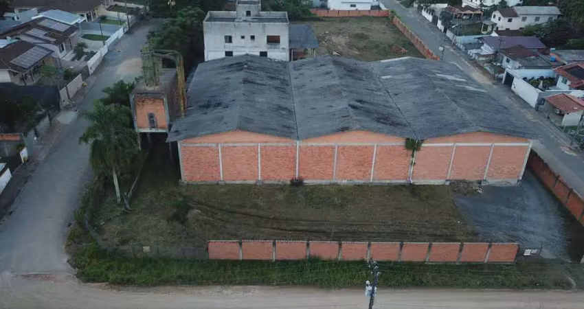 Galpão disponível para locação em Indaial com 2.600 m2 de área construída, com ó