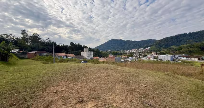Terreno à venda em região central, no final da rua, pronto para construir com 53