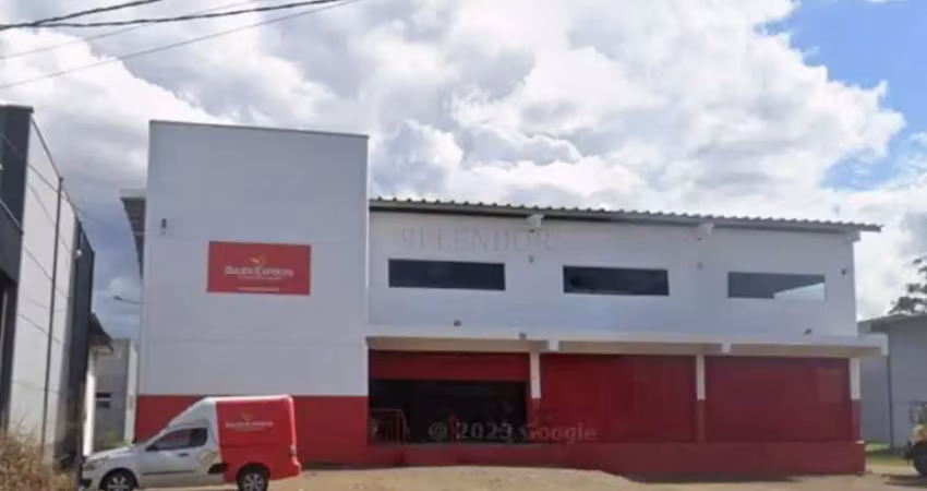 Galpão com área de 690 m2, docas frente e fundos, administrativo e acesso pavime