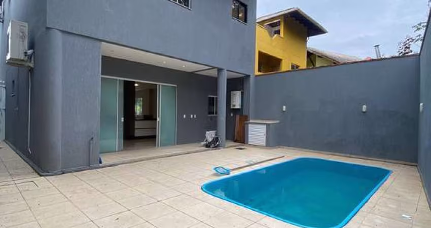 LOCAÇÃO - Casa em condomínio fechado com 03 dormitórios em Camboriú