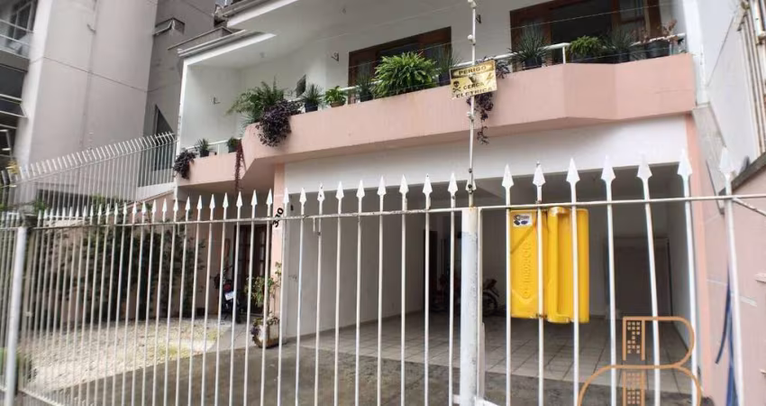 Ampla casa com 05 dormitórios no Centro de Baln. Camboriú