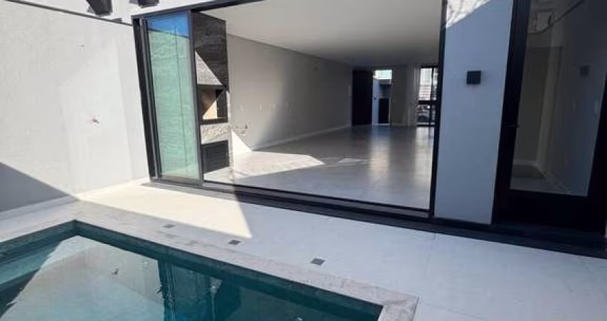 Ampla casa geminada 03 suítes, de alto padrão bairro São Francisco de Assis