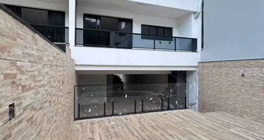 Elegância e conforto: triplex de alto padrão com 324m², piscina privativa.