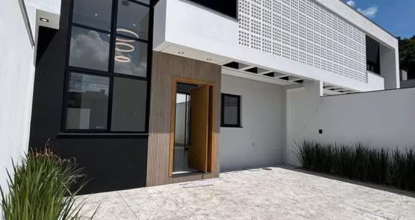 Seu novo lar! Casa térrea geminada, com 1 suíte + 2 quartos, espaço gourmet