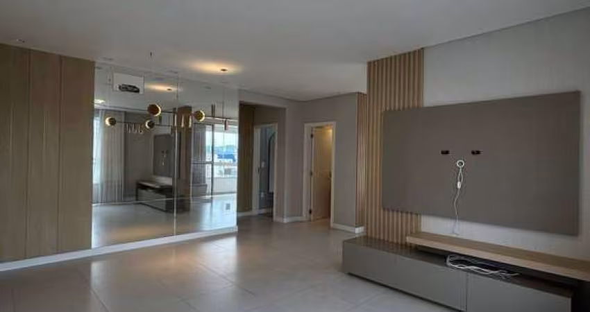 LOCAÇÃO - Apartamento semimobiliado, 02 suítes, prédio com lazer, no centro
