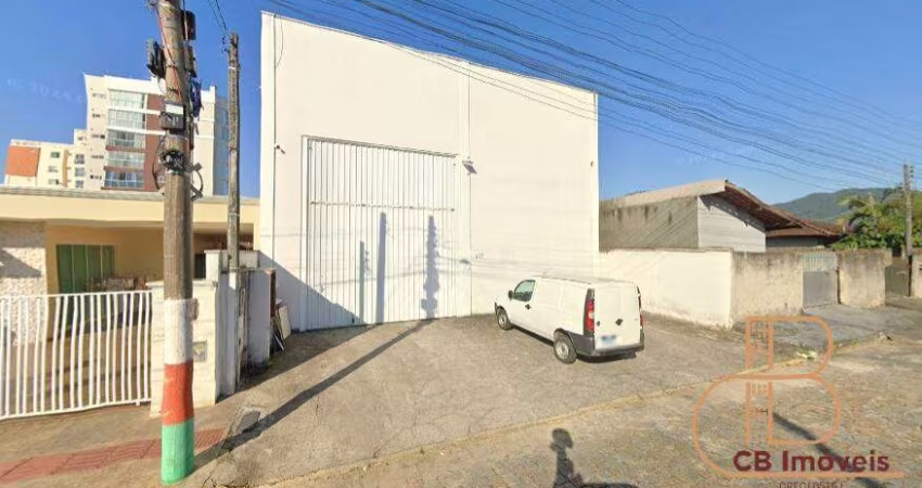LOCAÇÃO - Galpão com 240m² para locação no Areias de Camboriú.