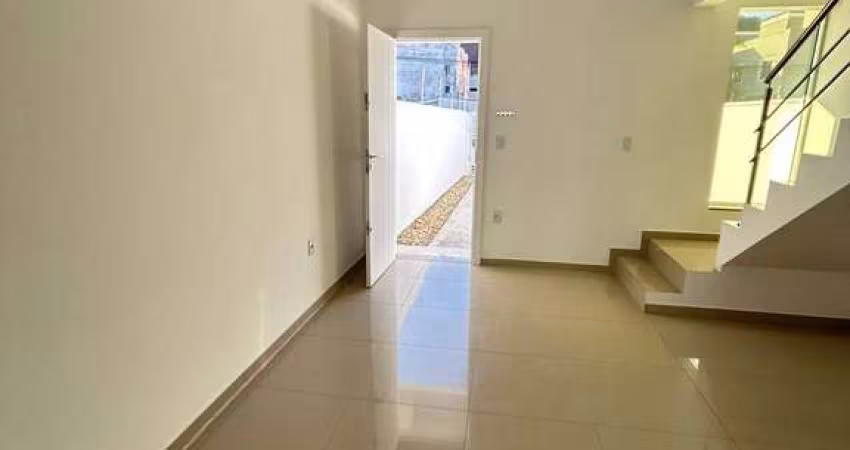 LOCAÇÃO - Amplo sobrado com 02 suítes, no bairro Rio Pequeno em Camboriú