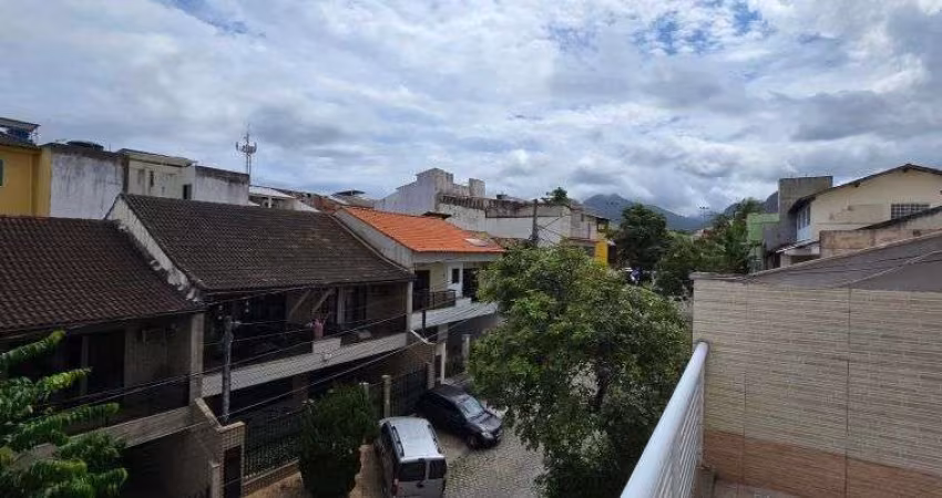 Taquara. Casa Triplex com Salão, 2 Quartos, Sendo 1 Suíte e 2 Vagas.