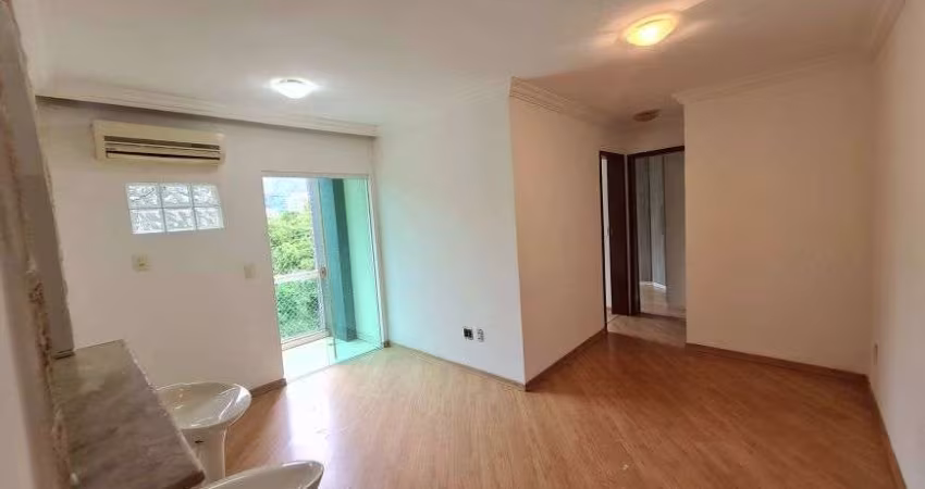 Camorim. Apartamento com Salão, 2 Quartos, Banheiro Social, Cozinha, Área de Serviço e 1 Vaga.