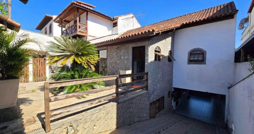 Taquara. Casa de Condomínio com Salão, 3 Quartos, 3 Vagas, Piscina e Churrasqueira.