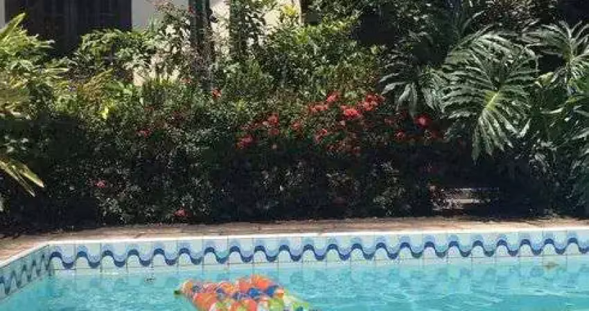 Casa de condomínio para venda tem 360 metros quadrados com 4 quartos
