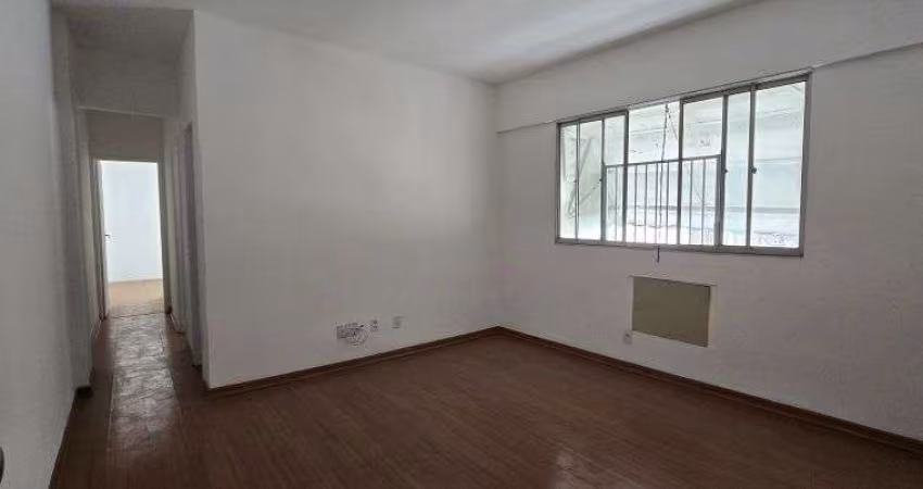 Pechincha. Apartamento com Salão, 2 Quartos, Cozinha, Dependências e 1 Vaga.