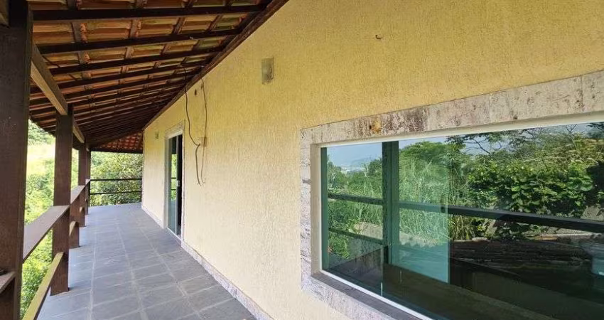 Freguesia. Casa com Salão, 5 Quartos, Varandas no Entorno do Imóvel e 2 Vagas, Jacarepaguá.