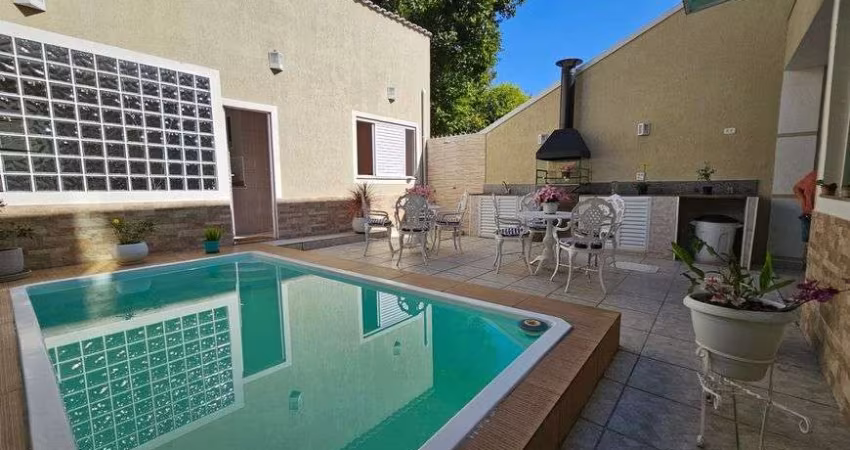 Taquara. Casa Dúplex com Salão, 4 Quartos, Sendo 1 Suítes e 3 Vagas.