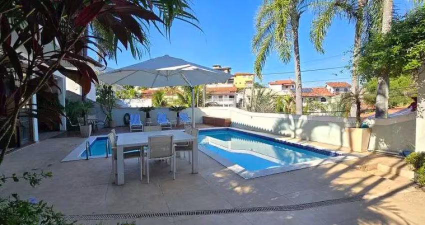 Freguesia. Casa Dúplex com Salão, 4 Quartos, Sendo 2 Suítes, Piscina, Salão de Jogos e 1 Vaga.