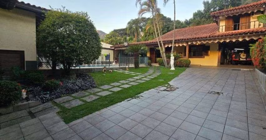 Anil. Bosque dos Esquilos. Casa Dúplex com Salão 4 Quartos e Vagas para 4 Carros.