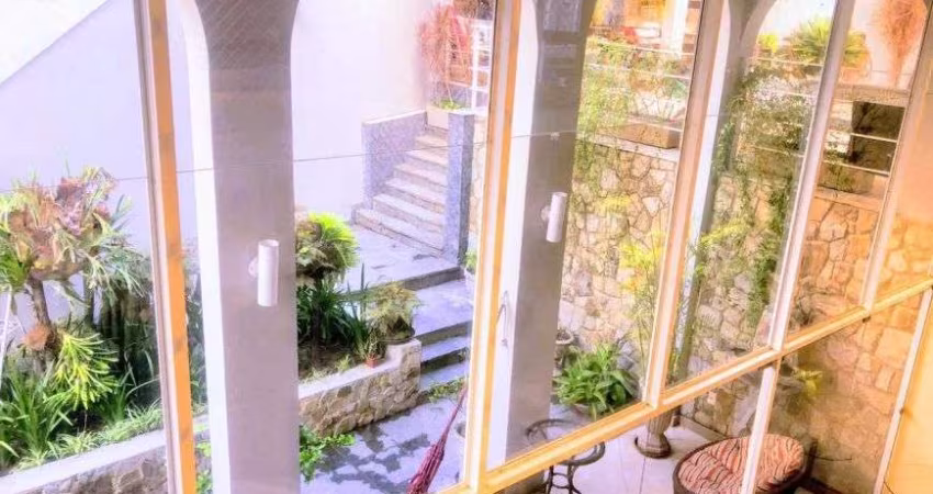 Freguesia. Casa com Salões, 5 Quartos, Sendo 4 Suítes e 3 Vagas de Garagem.