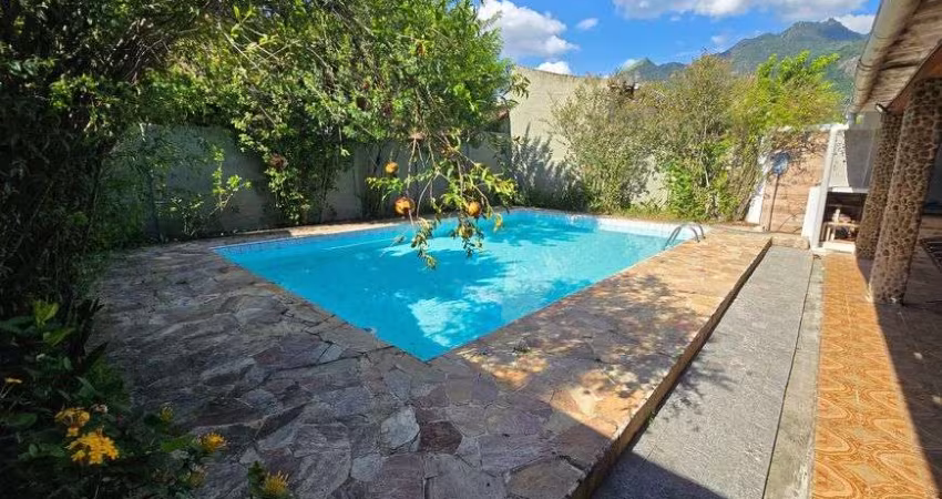 Freguesia. Casa de Condomínio Linear com Salão, 3 Quartos, Piscina, Churrasqueira e 4 Vagas.