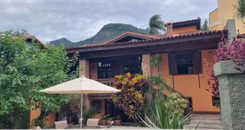 Freguesia. Casa de Condomínio para Venda com 487m² com 4 Suítes e 4 Vagas de Garagem.