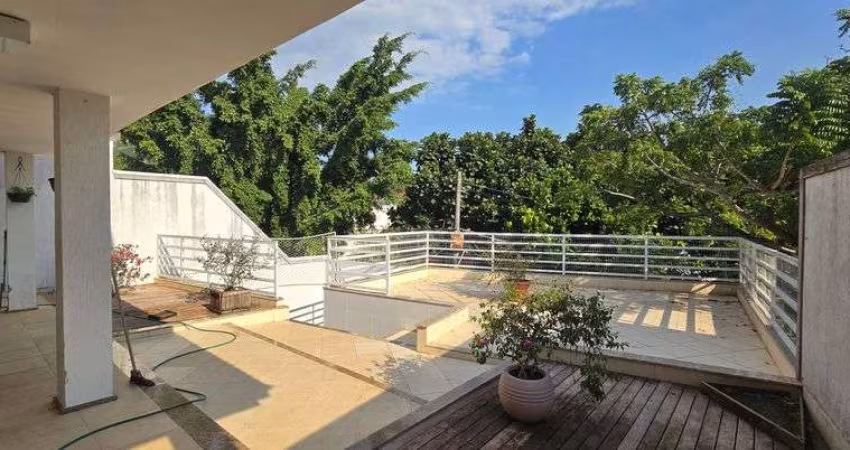 Freguesia. Casa para Venda com Salão, 4 Suítes, 3 Vagas e Área de Convivência
