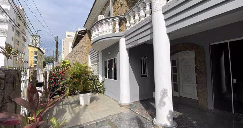 Casa com 5 dormitórios, sendo 2 suítes - 337 m² - venda por R$ 2.500.000 ou locação anual por R$ 13.000/mês - Nações - Balneário Camboriú/SC
