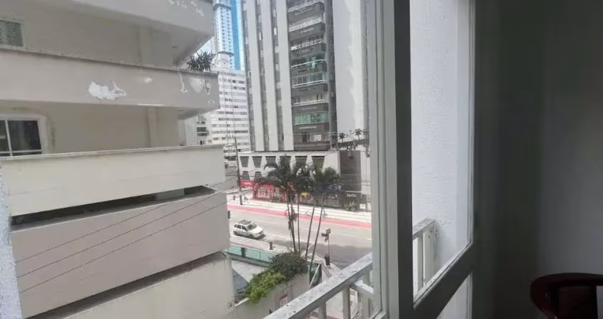 Apartamento mobiliado a 200m da praia na av. brasil – r$790 mil