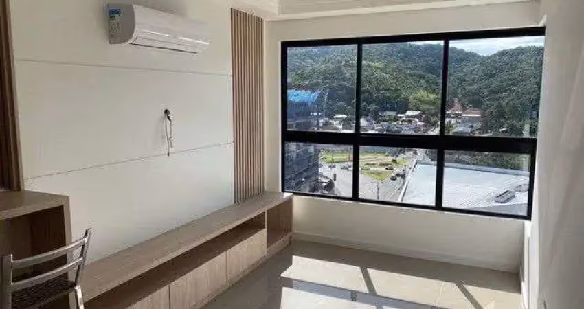Apartamento semimobiliado com 2 quartos, sendo 1 suíte no centro de balneário ca