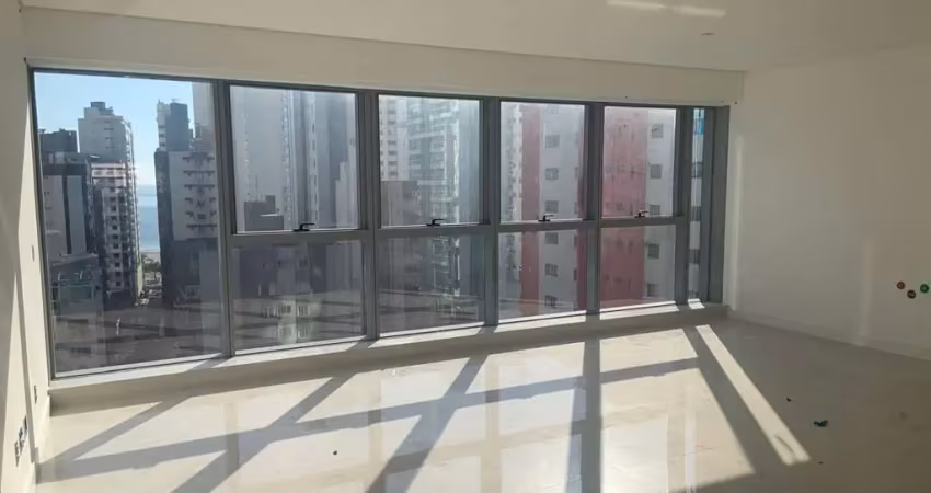 Apartamento mobiliado com 4 suítes e 2 vagas a 350m da praia