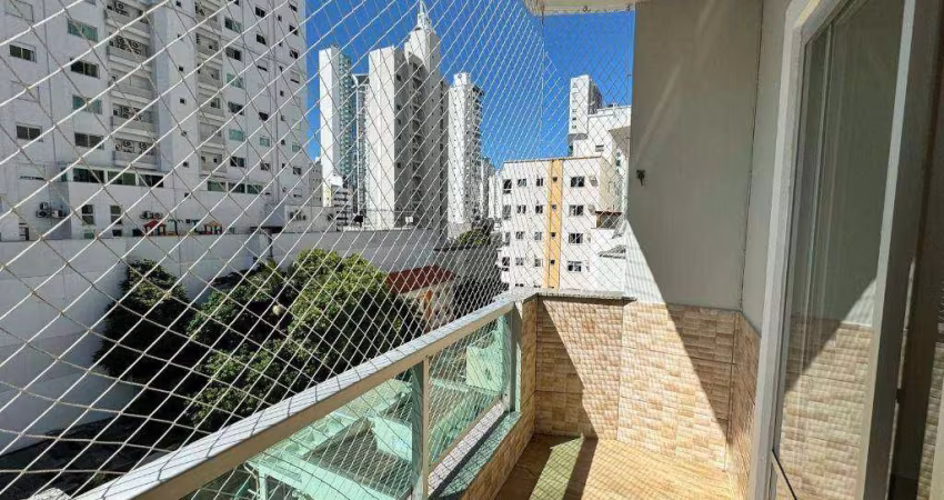 Locação anual: Apartamento com 2 quartos, sacada e vaga de garagem