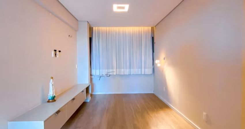 Apartamento Nascente, Próximo á Praia, c/ Sala, 02 quartos (01 Suite), Closed, Cozinha, Área de serviço, Armários, Condominio com lazer.