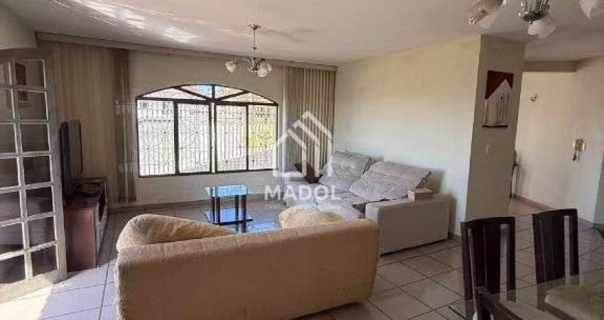 Casa à Venda em Jardim Carvalho, Ponta Grossa - PR