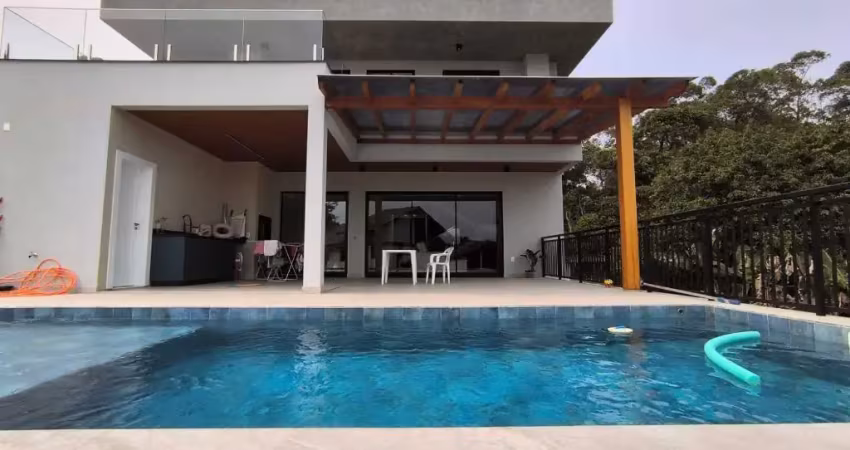 Venha se encantar com esta casa nova e moderna em um condomínio fechado!