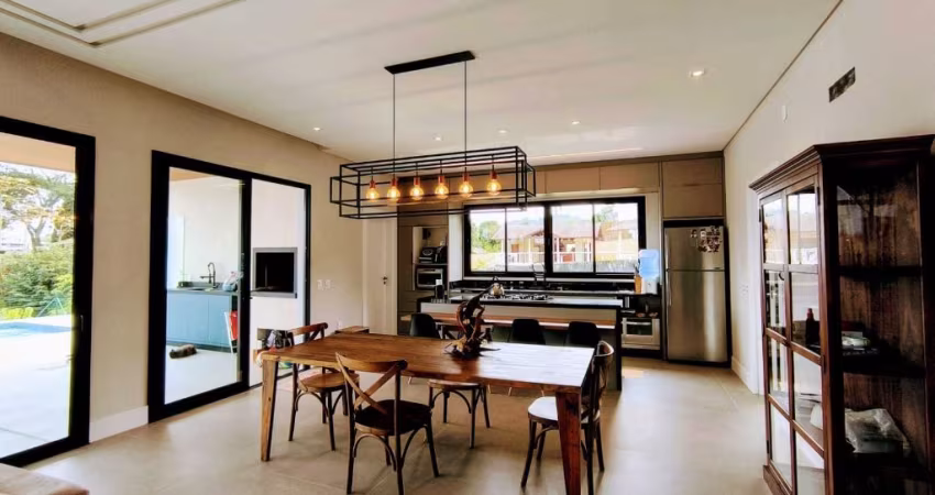 Venha se encantar com esta casa nova e moderna em um condomínio fechado!