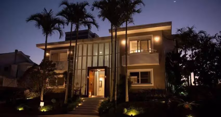 Luxuosa casa à venda em jurerê internacional, florianópolis-sc: 5 quartos, 4 suítes, 7 banheiros, 6 vagas de garagem, 436m².