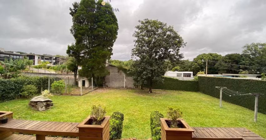 Venha conhecer esta incrível casa em condomínio fechado, edificado em um amplo terreno de 800 m², localizado na orla do Cacupé, a apenas alguns metros da praia.