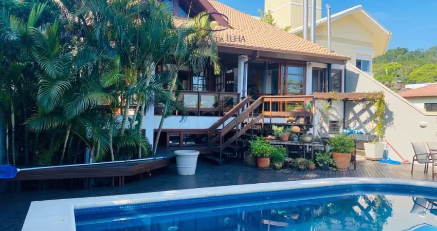 Venha se encantar com essa casa incrível e única localizada no bairro João Paulo, em Florianópolis.