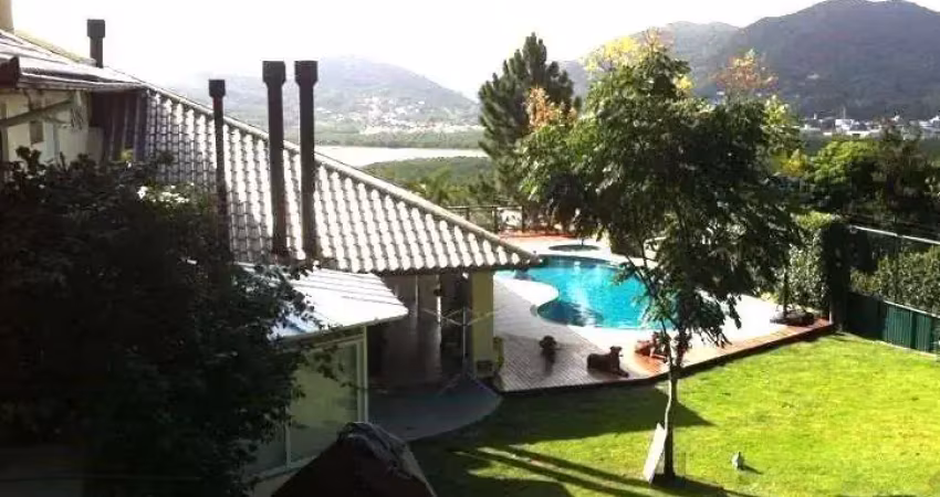 Casa de luxo à venda em florianópolis-sc: 6 quartos, 2 suítes, 3 salas, 5 banheiros, 4 vagas de garagem, 493m² de área no joão paulo.
