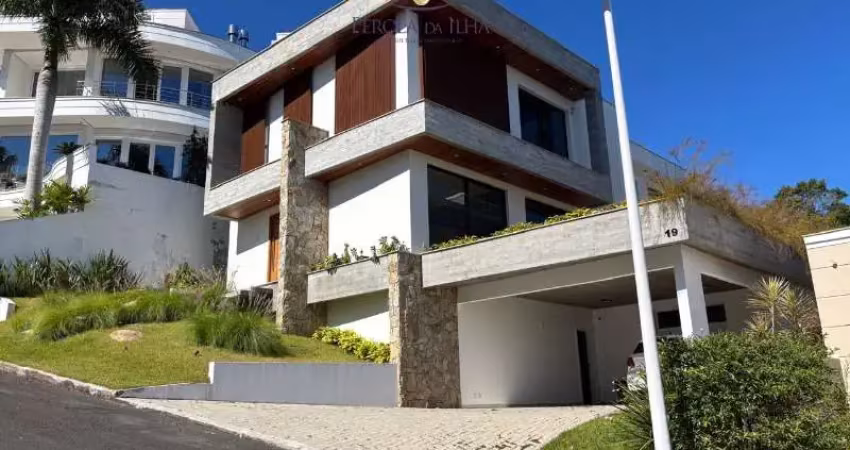 Imperdível casa à venda em florianópolis-sc, no charmoso bairro cacupé: 3 quartos, 3 suítes, 5 banheiros, 6 vagas de garagem.